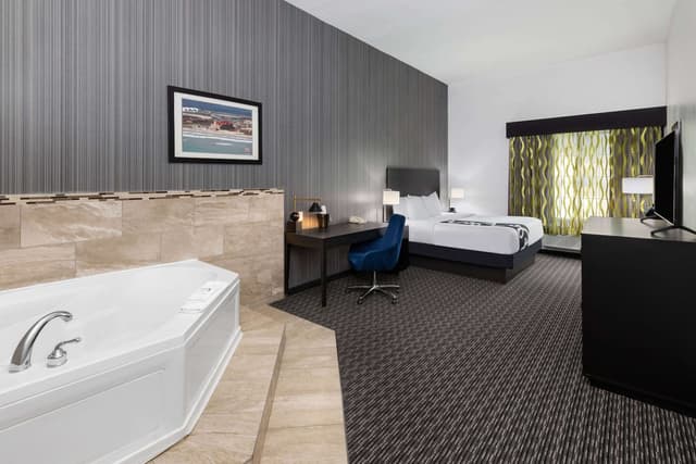Jetted bathtub