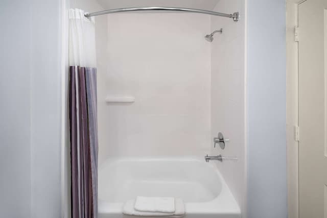 Deep soaking bathtub