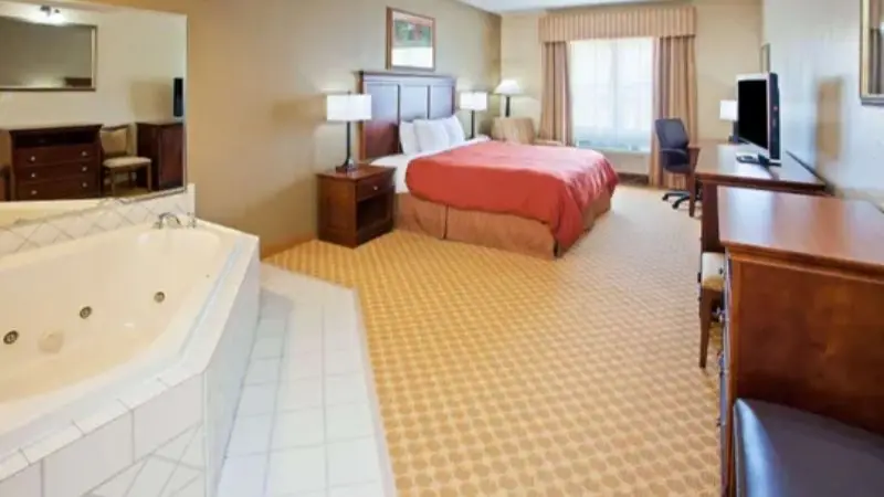 La Quinta Inn & Suites by Wyndam Knoxville West — suite