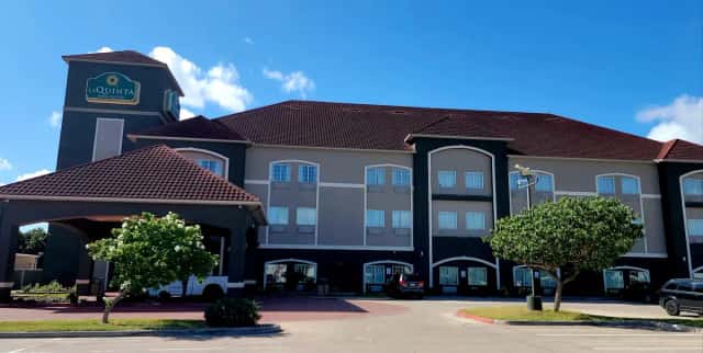 La Quinta Inn & Suites by Wyndham Alamo - McAllen East — guest room