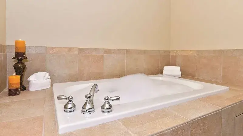 Hotels with jacuzzi in room in Auburn