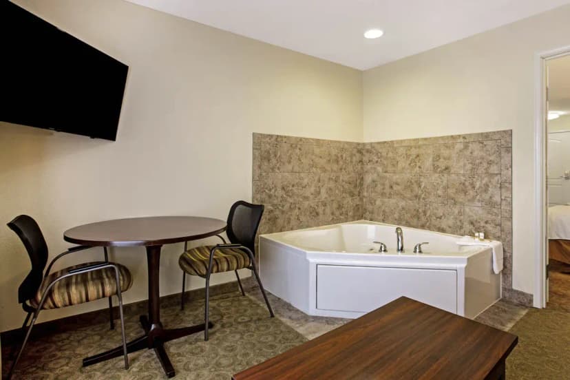 Hotels with jacuzzi in room in Bismarck
