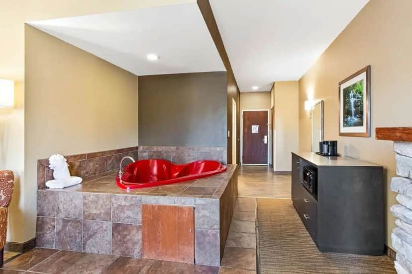 La Quinta Inn & Suites by Wyndham Boone University hotel photo 1 in Boone, North Carolina
