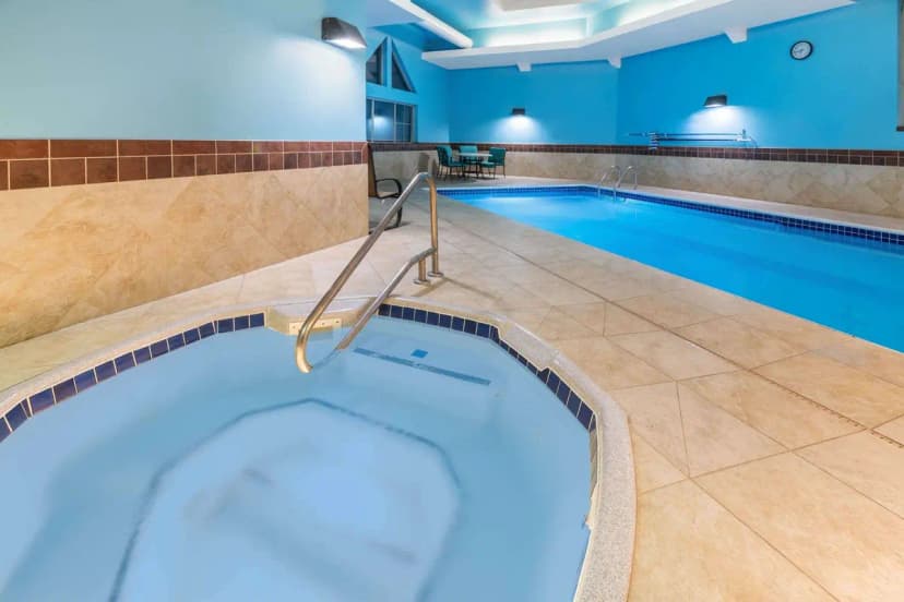 Hotels with jacuzzi in room in Montana