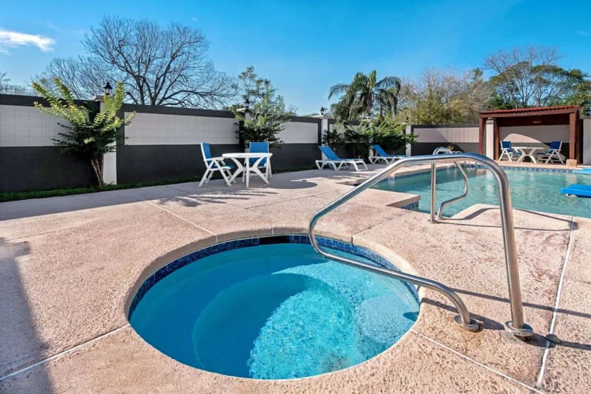 Hotels in Brownsville with a jacuzzi in the room