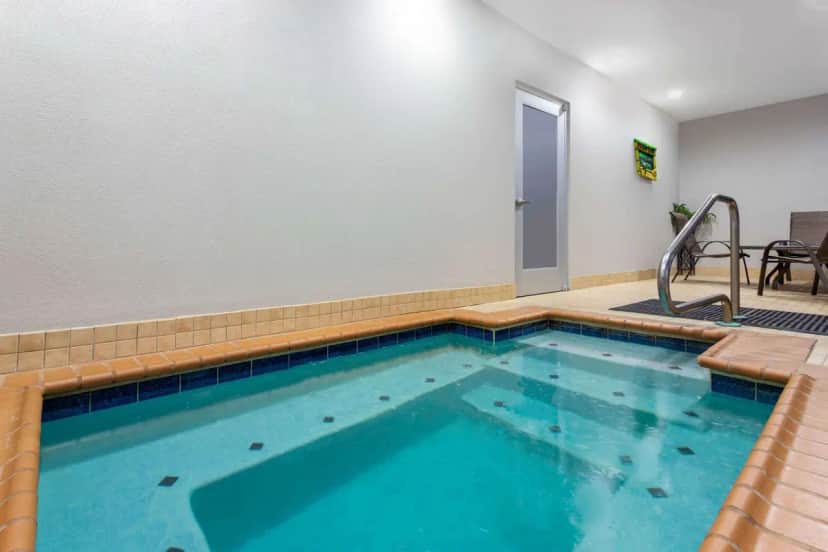 Shared indoor hot tub at La Quinta Inn & Suites by Wyndham Columbus - Edinburgh