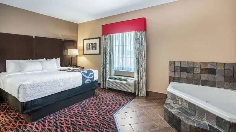 In-room hot tub at La Quinta Inn & Suites by Wyndham Conway in Conway, AR