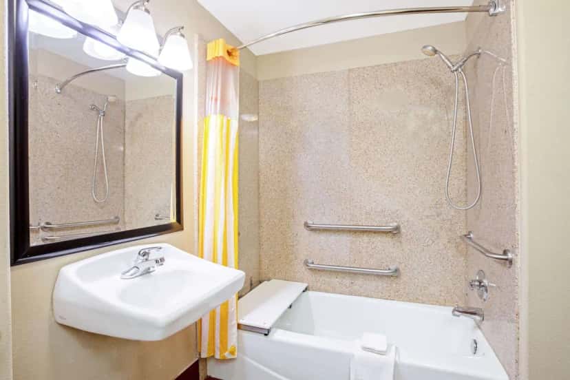 In-room hot tub at La Quinta Inn & Suites by Wyndham Corpus Christi Airport in Corpus Christi, TX
