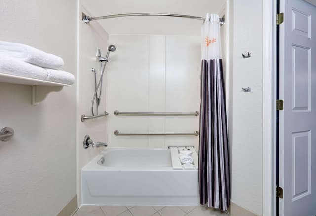 Deep soaking bathtub