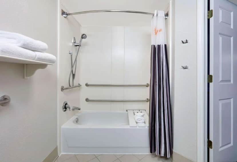 Deep soaking bathtub at La Quinta Inn & Suites by Wyndham Dallas North Central