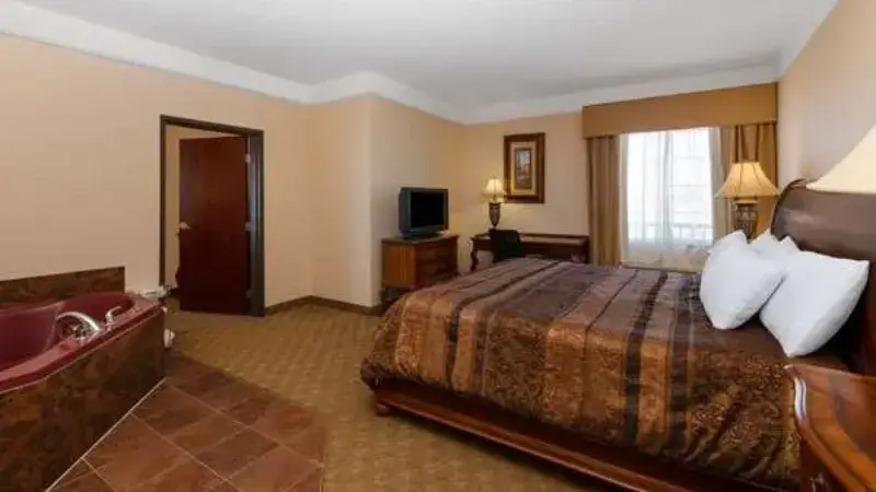 In-room hot tub at La Quinta Inn & Suites by Wyndham Dodge City in Dodge City, KS