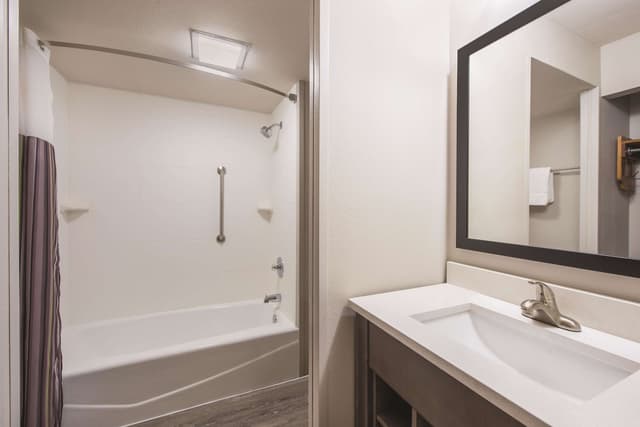 Deep soaking bathtub