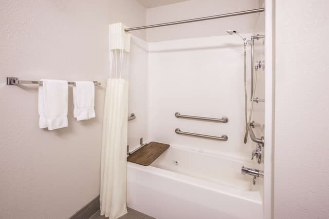 Jetted bathtub