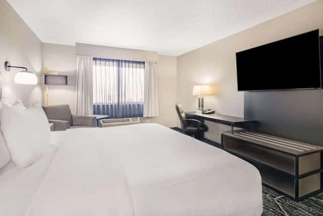 La Quinta Inn & Suites by Wyndham Evansville — guest room