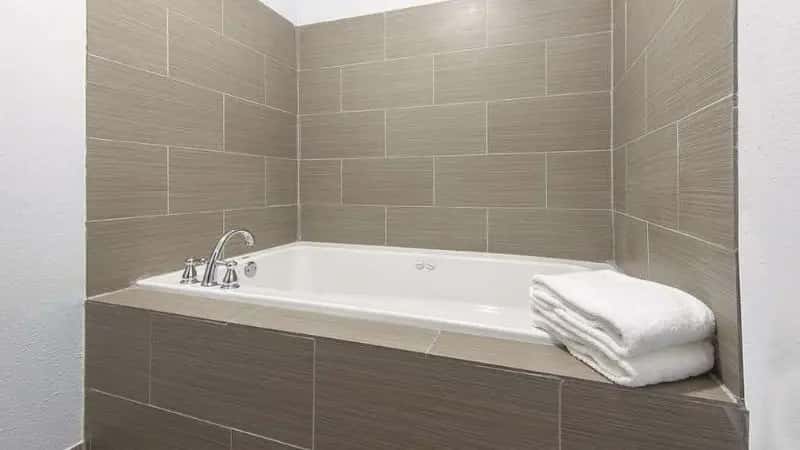 In-room hot tub at La Quinta Inn & Suites by Wyndham Guthrie in Guthrie, OK