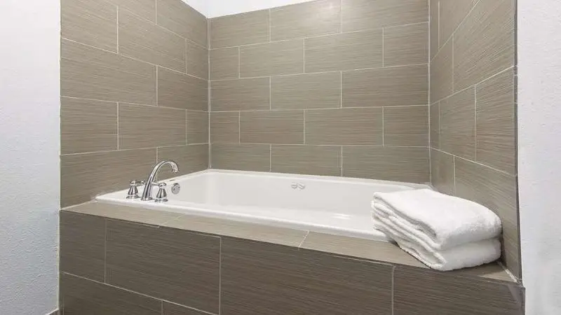 Hotels with jacuzzi in room in Guthrie