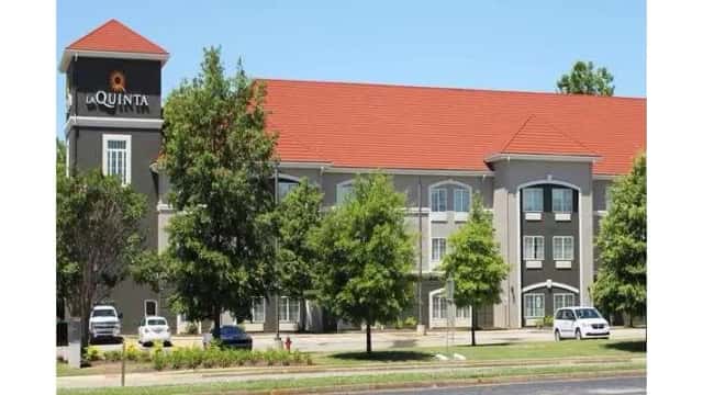 La Quinta Inn & Suites by Wyndham Huntsville Airport Madison — guest room