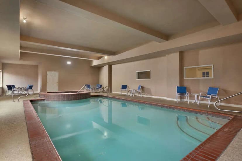 Hotels in Longview with a jacuzzi in the room
