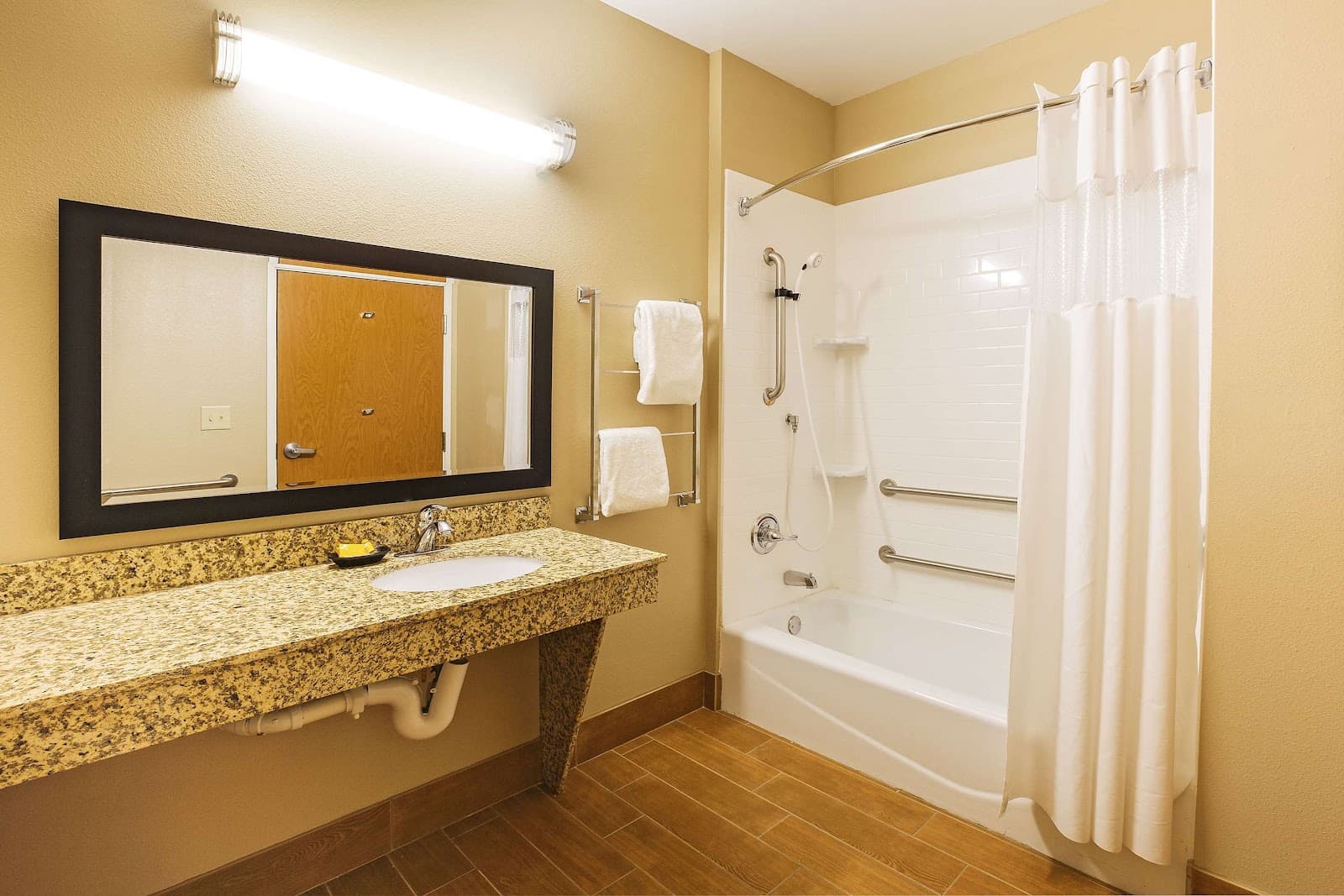 La Quinta Inn & Suites by Wyndham Indianapolis Airport West