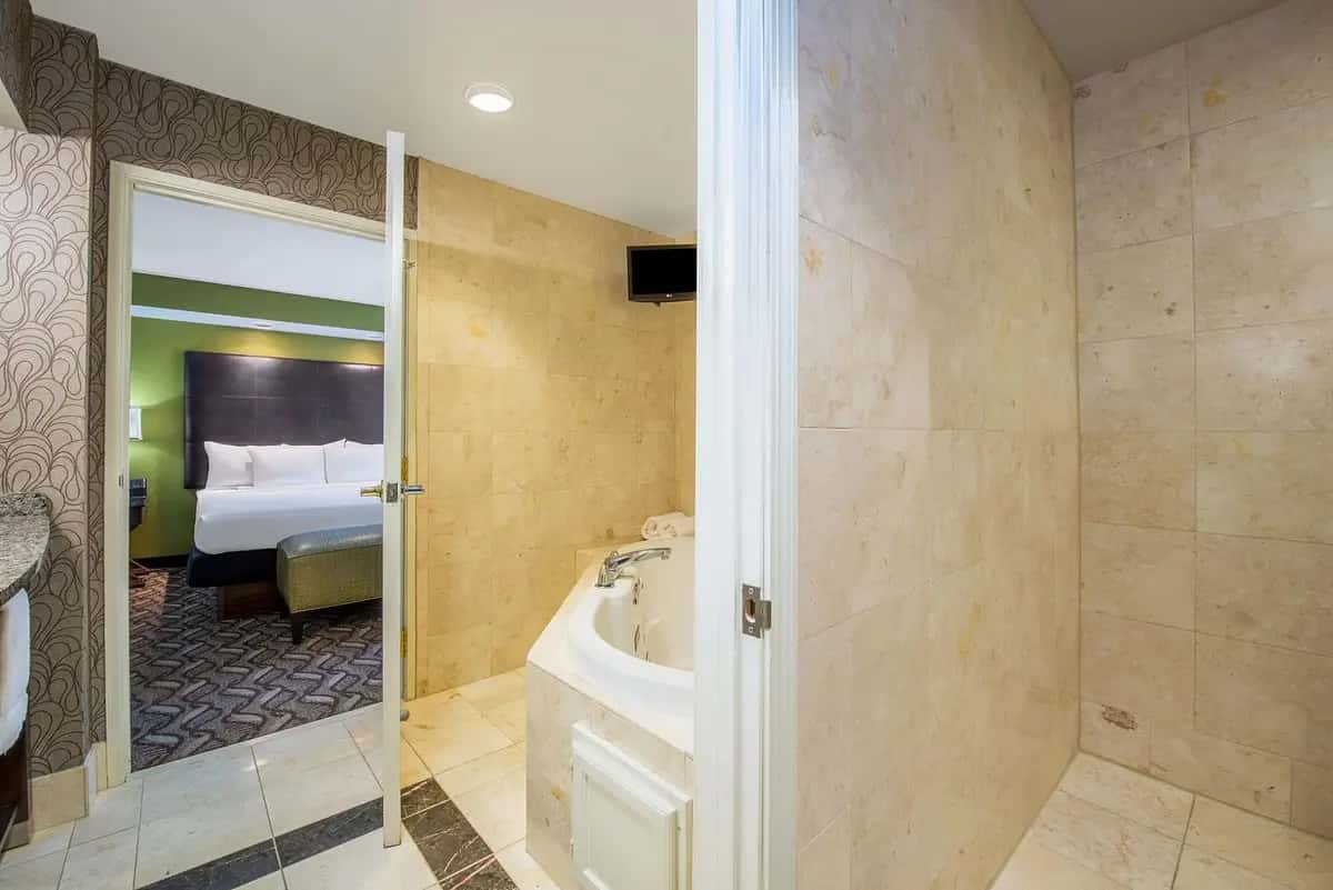 La Quinta Inn & Suites by Wyndham Kearney — suite
