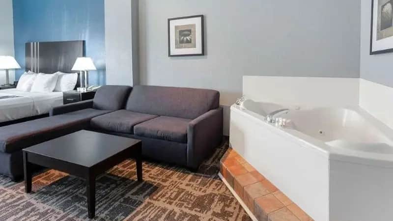 La Quinta Inn & Suites by Wyndham Kerrville hotel photo 1 in Kerrville, Texas