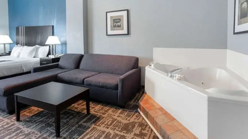 Hotels with jacuzzi in room in Kerrville