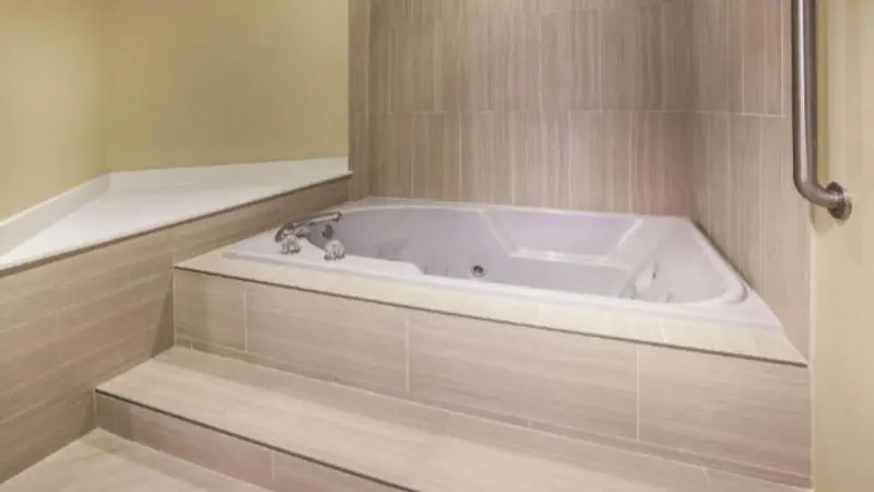 Hotels with jacuzzi in room in Kokomo