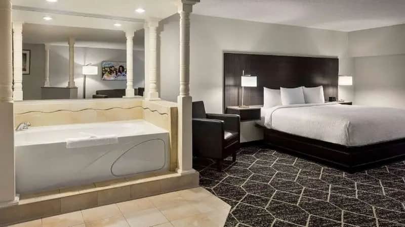 La Quinta Inn & Suites by Wyndham Lake George — suite