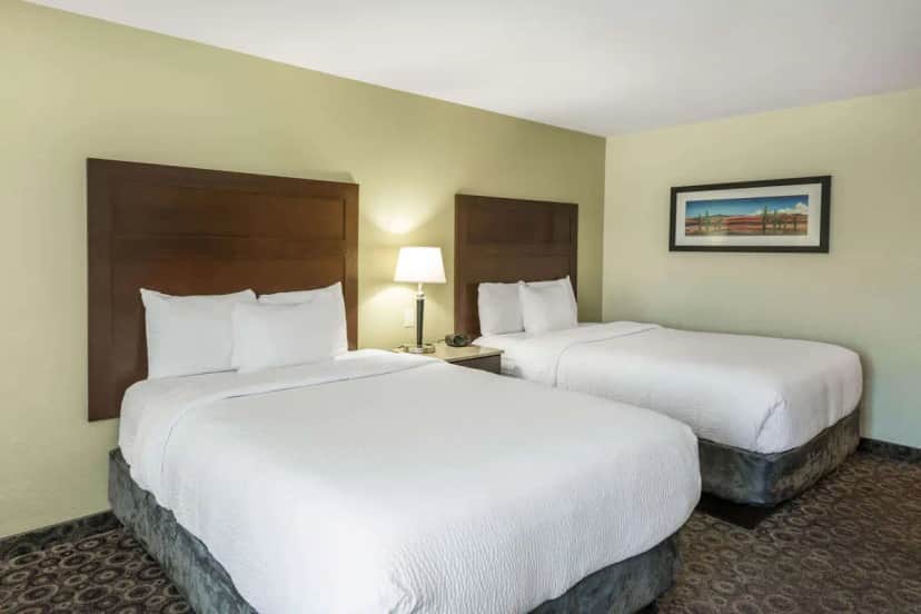 La Quinta Inn & Suites by Wyndham Las Vegas Airport South — guest room