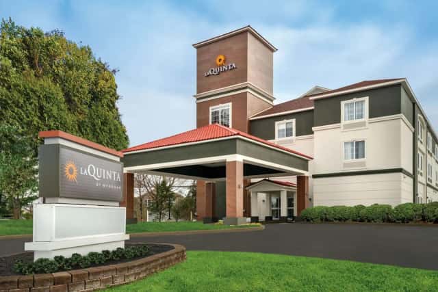 La Quinta Inn & Suites by Wyndham Latham Albany Airport — guest room