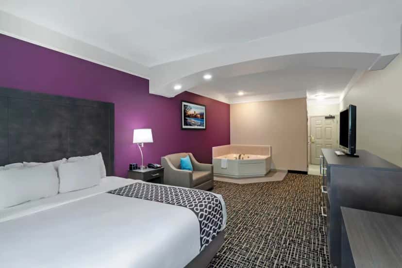 In-room hot tub at La Quinta Inn & Suites by Wyndham Latham Albany Airport in Latham, NY