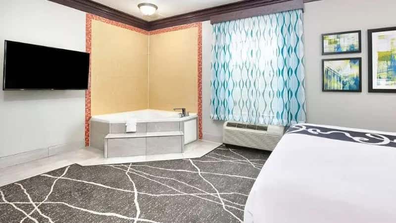 La Quinta Inn & Suites by Wyndham Little Rock – Bryant hotel photo 1 in Bryant, Arkansas