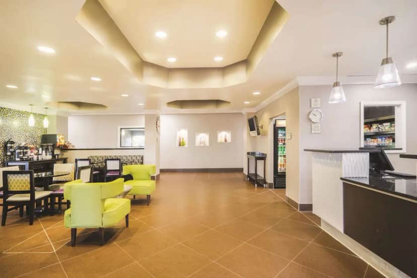 La Quinta Inn & Suites by Wyndham Louisville — lobby
