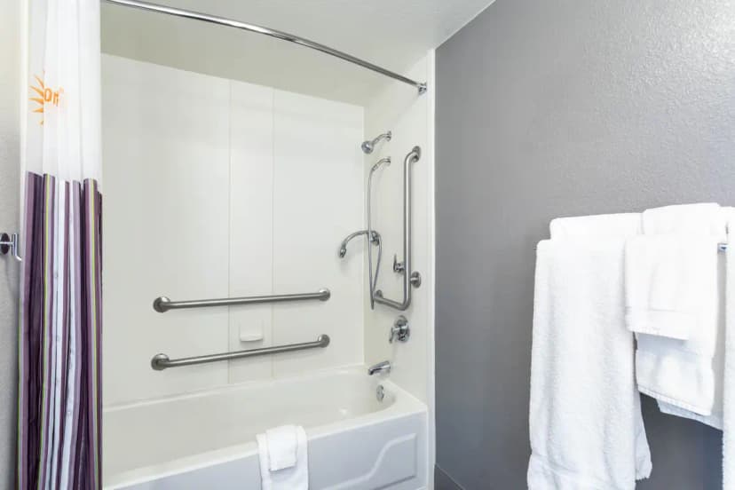 Hotels with jacuzzi in room in Louisville