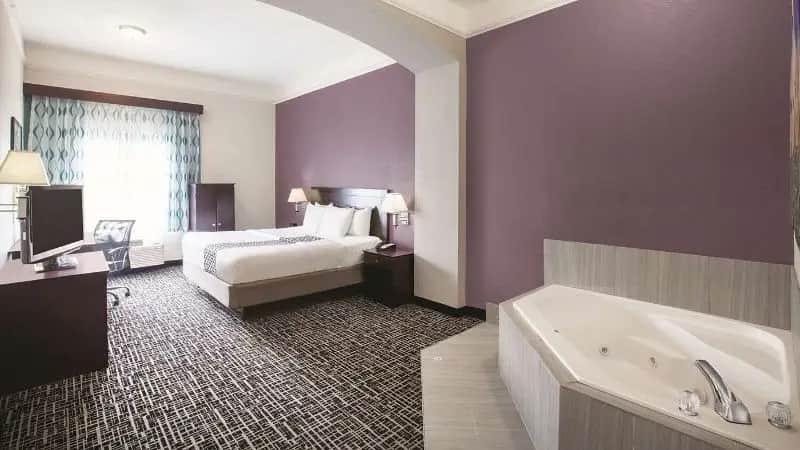 La Quinta Inn & Suites by Wyndham Mansfield TX hotel photo 1 in Mansfield, Texas