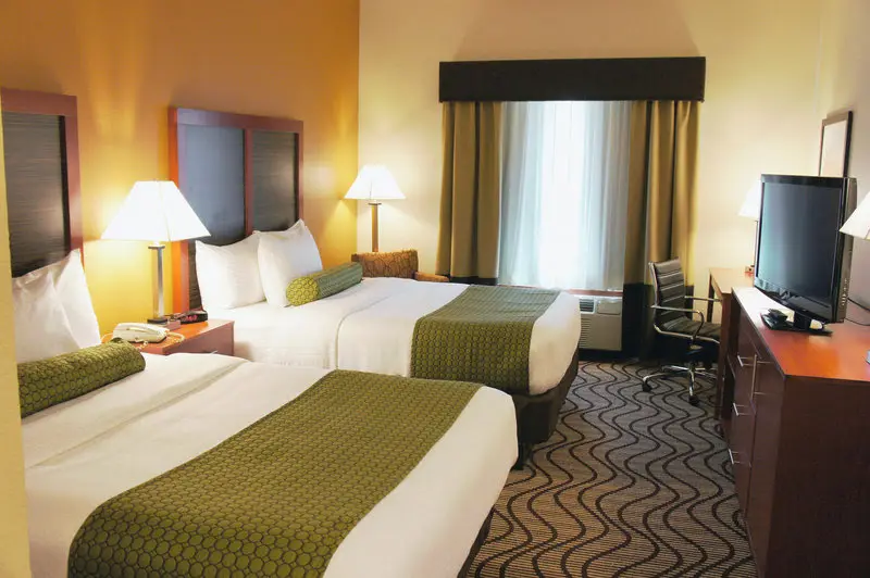 Hotels with jacuzzi in room in Midwest City