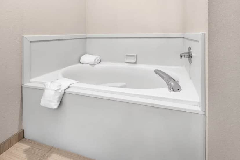 Deep soaking bathtub at La Quinta Inn & Suites by Wyndham Midwest City - Tinker AFB