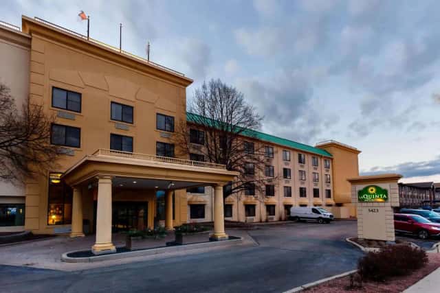 La Quinta Inn & Suites by Wyndham Milwaukee Bayshore Area — guest room