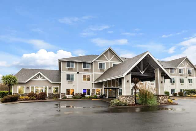 La Quinta Inn & Suites by Wyndham Newport — guest room