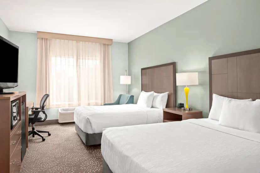 La Quinta Inn & Suites by Wyndham Newport — guest room