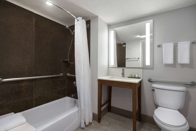 Deep soaking bathtub