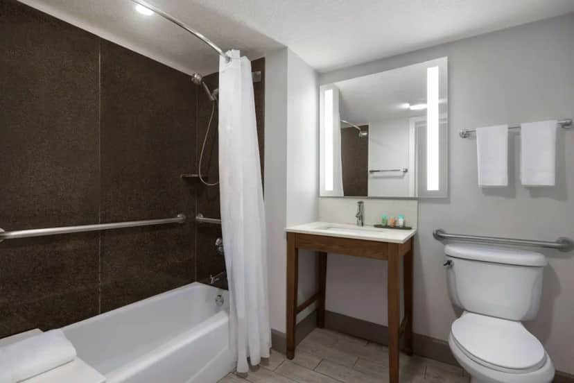 Deep soaking bathtub at La Quinta Inn & Suites by Wyndham Oceanfront Daytona Beach