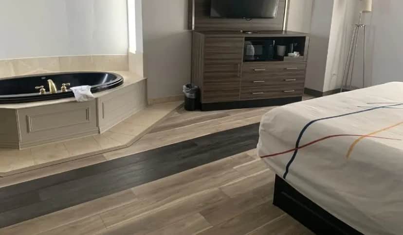 La Quinta Inn & Suites by Wyndham Okc North – Quail Springs hotel photo 1 in Oklahoma City, Oklahoma