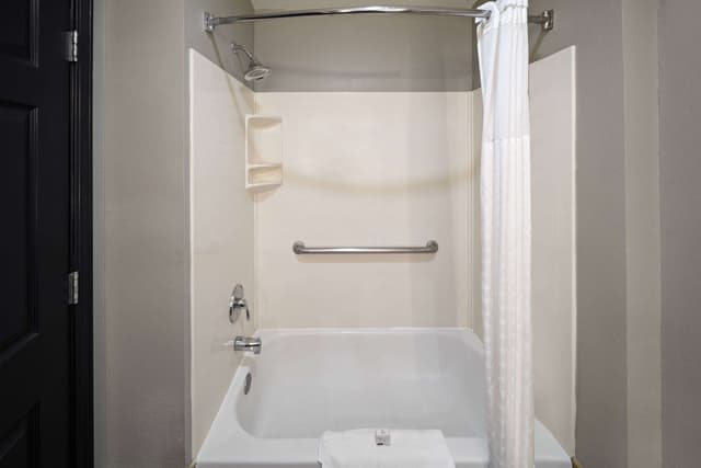 Deep soaking bathtub