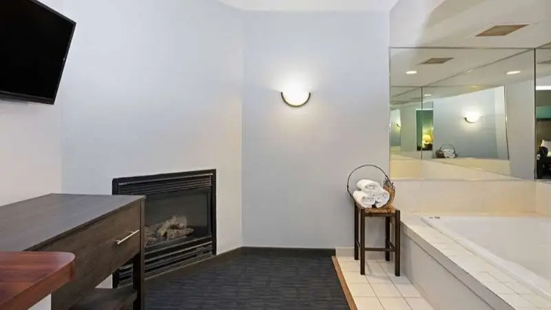 La Quinta Inn & Suites by Wyndham Omaha Airport Downtown hotel photo 1 in Carter Lake, Iowa