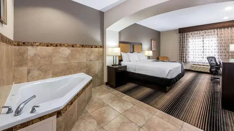 La Quinta Inn & Suites by Wyndham Orange — suite