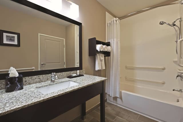 Deep soaking bathtub