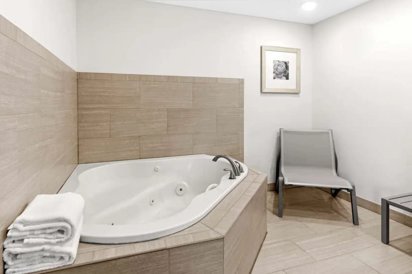 Hotels with jacuzzi in room in Portland