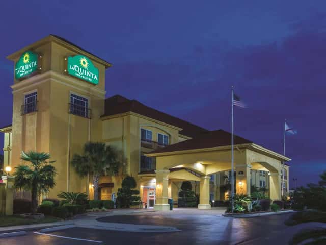 La Quinta Inn & Suites by Wyndham Prattville — guest room