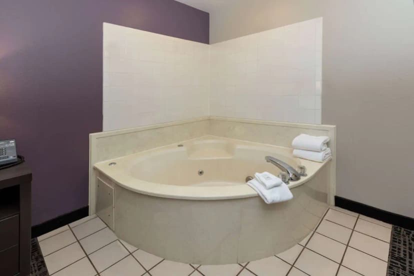 Hotels with jacuzzi in room in Rockwall